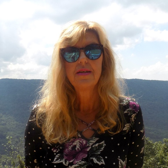 Meet your Posher, Denise - Picture 1 of 2